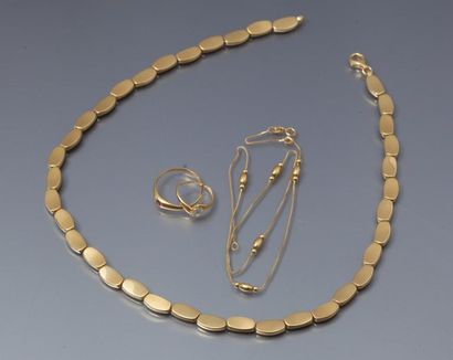 null Lot en or jaune comprenant un collier , une chaîne et deux bagues. P. 20,4g