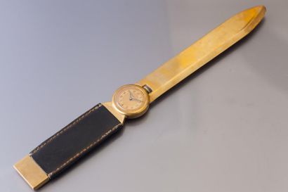 ANDRE WYLER Coupe papier en métal doré gainé, orné d'une montre à mouvement mécanique,...