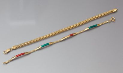 null Lot de deux bracelets en or jaune, l'un émaillé rouge et vert. P. 9,9g