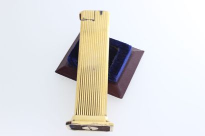 DUNHILL Briquet de table en vermeil. Avec support. Signé Dunhill