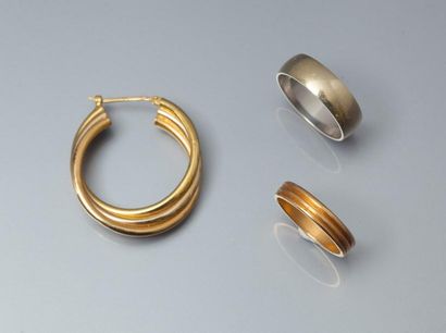 null Lot en or jaune comprenant deux anneaux et une boucle d'oreilles. P. 10,1g