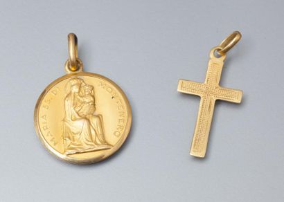 null Lot en or jaune comprenant une médaille et une croix. P. 4g