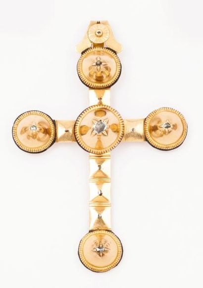 null Pendentif «Croix Capucine» en or jaune émaillé noir sertie de diamants taillés...