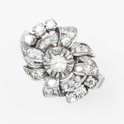 null Bague «Fleur» en platine et or gris ornée de diamants taillés en brillant dont...