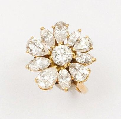 null Bague «Fleur» en or jaune ornée de diamants taillés en brillant, diamants poire...