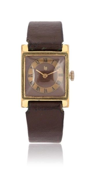 LIP Vers 1940 Montre bracelet de dame carré en métal plaqué or. Cadran marron. Mouvement...