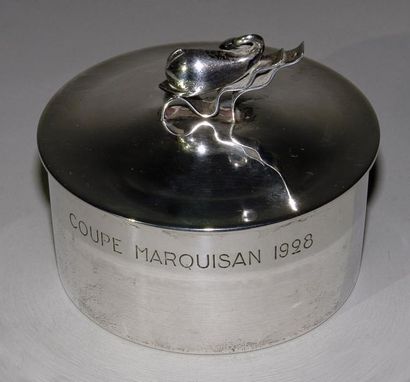 null Boite couverte en argent, gravée "Coupe Marquisan 1928", la prise en forme de...