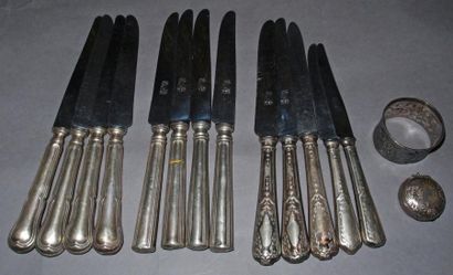 null Lot en métal argenté, comprenant:4 couteaux de table modèle filet et violon;...