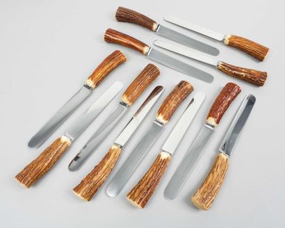 HERMES Paris Douze grand couteaux, lame en métal signé, manche en bois de cerf. Très...