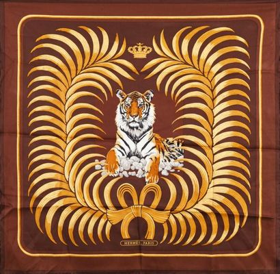 HERMÈS Paris made in France Petit carré en soie imprimée à décor de tigre royal....