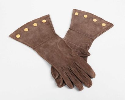 HERMÈS Paris made in France Paire de gants en daim marron, revers orné de clous de...