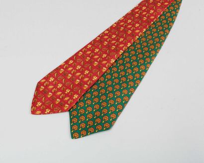 HERMÈS Paris made in France Ensemble de deux cravates en soie imprimée. Très bon...