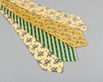 HERMÈS Paris made in France Lot de quatre cravates en soie imprimée dans les tons...