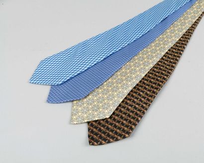 HERMÈS Paris made in France Lot de quatre cravates en soie imprimée. (Dont deux avec...