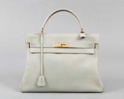 HERMES Paris Sac "Kelly" 32cm en cuir gris perle, attaches et fermoir plaqué or,...