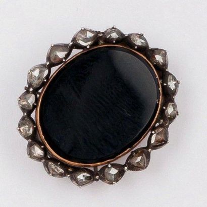 null Broche en or et argent ornée d'onyx dans un entourage de diamants taillés en...