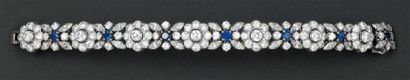 Cartier-Paris Bracelet articulé en platine composé de motifs floraux sertis de diamants...
