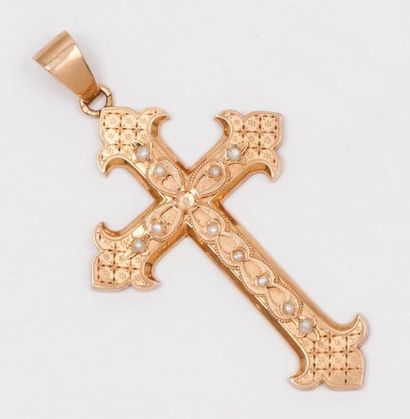 null Pendentif «Croix» en or jaune ciselé orné de perles. P. 6,2g