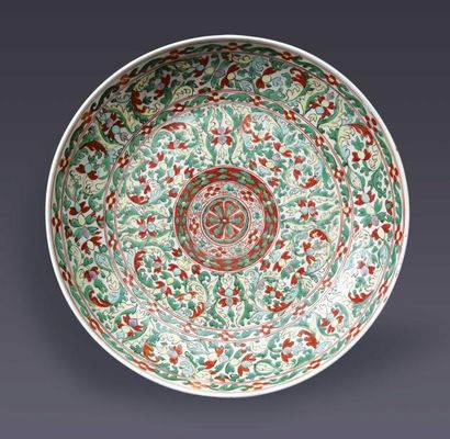 Grand plat en porcelaine à décor de fleurs,...