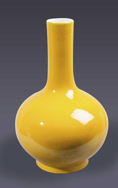 null Vase bouteille tianqiuping à long col en porcelaine et émail monochrome jaune....