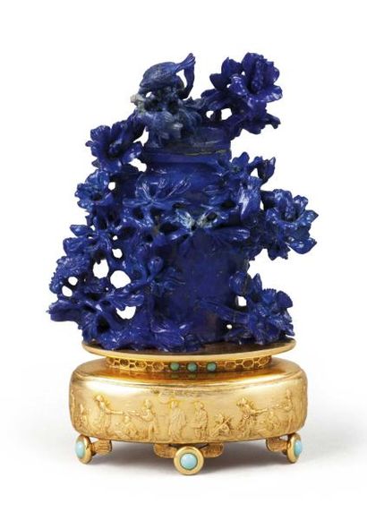 null Petit vase couvert en lapis lazuli sculpté en relief et ajouré de buissons fleuris...