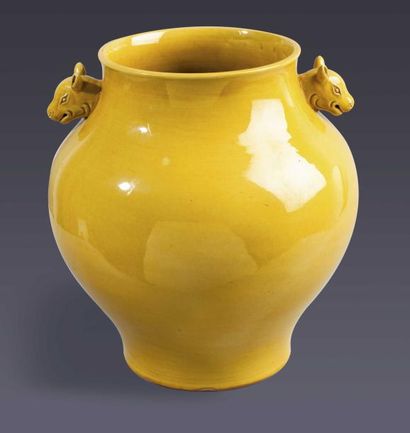 null Vase de forme Hu en porcelaine émaillée jaune impérial, la base du col ornée...