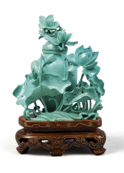 null Petit vase couvert en turquoise entouré d'un décor sculpté et ajouré d'un oiseau...