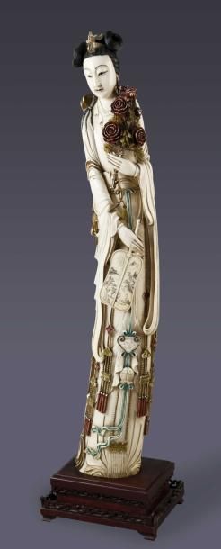 null Important sujet en ivoire sculpté polychrome représentant la déesse du printemps...