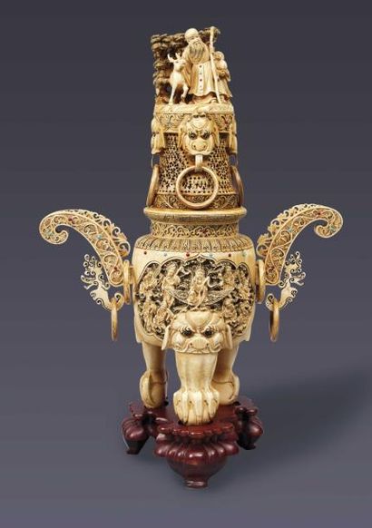 null Brûle parfum couvert tripode en ivoire sculpté et ajouré de décors en médaillons...