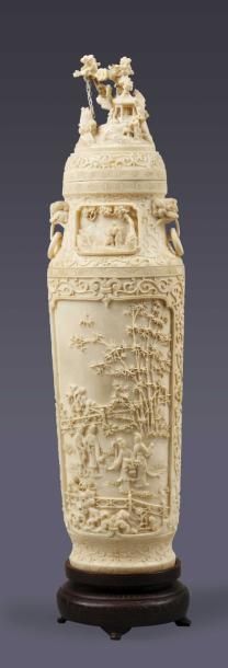null Important vase couvert en ivoire sculpté à décor de jeunes femmes au milieu...