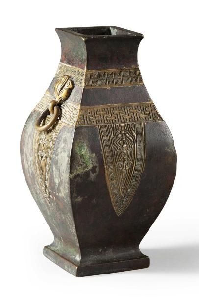 null Petit vase balustre de type Fang Hu quadrangulaire en bronze et rehaut d'or...
