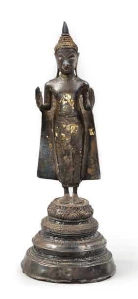 null Belle statuette en bronze et argent représentant le bouddha debout sur un socle...