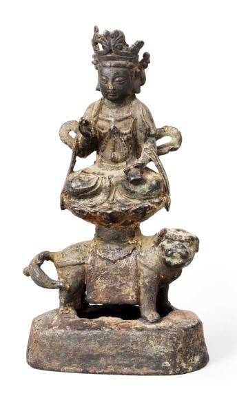 null Sujet en bronze représentant Manjusri assis sur une base lotiforme supportée...