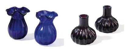 null Ensemble de quatre petits vases en verre de Pékin bleu et aubergine, deux à...
