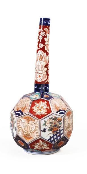 JAPON Vase à pans coupés et long col en porcelaine d'Imari, à décor de poissons jaillissant...