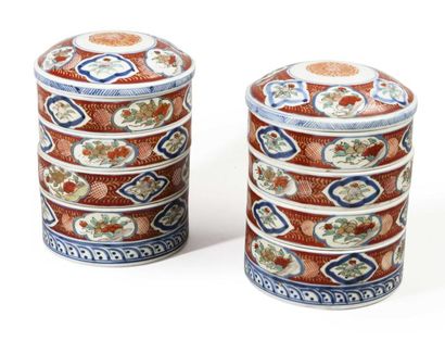 JAPON Paire de boites à quatre compartiments en porcelaine Imari à décor de médaillons...