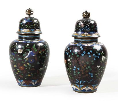 JAPON Paire de vases couverts en cuivre et émaux cloisonnés à décor d'oiseaux et...