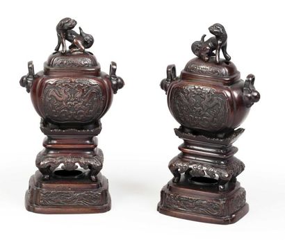 JAPON Paire de brûle-parfum couvert en bronze, les panses décorées d'animaux mythiques...