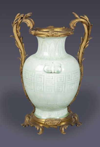 null Vase balustre en porcelaine émaillée céladon à décor de grecques, ruyi, feuilles...