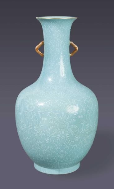 null Vase bouteille à long col en porcelaine émaillé bleu turquoise, à décor en léger...