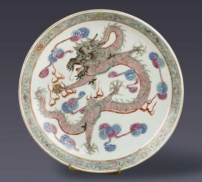 null Important plat en porcelaine émaillée de la famille rose à décor d'un dragon...