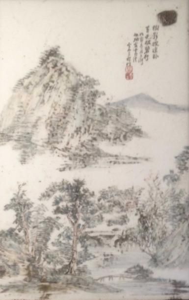 null Plaque en porcelaine émaillée à décor d'un paysage montagneux. Signée Cheng...