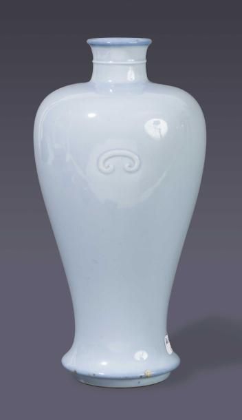  Vase meiping en porcelaine bleu lavande orné de deux anses en léger relief reprenant...
