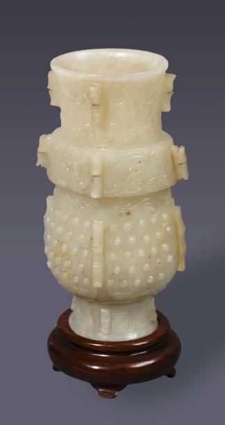 null Petit vase en jade céladon de forme hu, à décor archaïsant de masques de taotie,...
