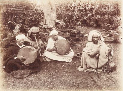 A Cavilla Maroc, c. 1880. Tanger. Charmeurs de serpents. Quatre épreuves sur papier...