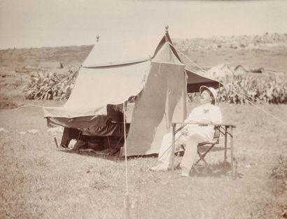 Photographe de la mission Maroc, 1905 Mission Rabinel. Mr Rabinel devant son campement....