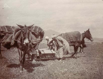 Photographe de la mission Maroc, 1905 Mission Rabinel. Mr Rabinel devant son campement....