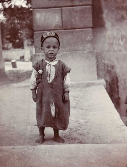 Photographe de la mission Maroc, 1905 Mission Rabinel. Mr Rabinel devant son campement....