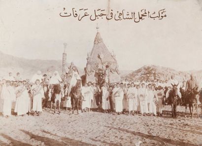 Mirza & Sons (Dehli) Arabie Saoudite, c. 1904. La Mecque. Musiciens et fidèles accompagnant...