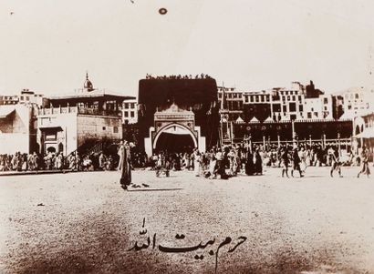 Mirza & Sons (Dehli) Arabie Saoudite, c. 1904. La Mecque. Musiciens et fidèles accompagnant...